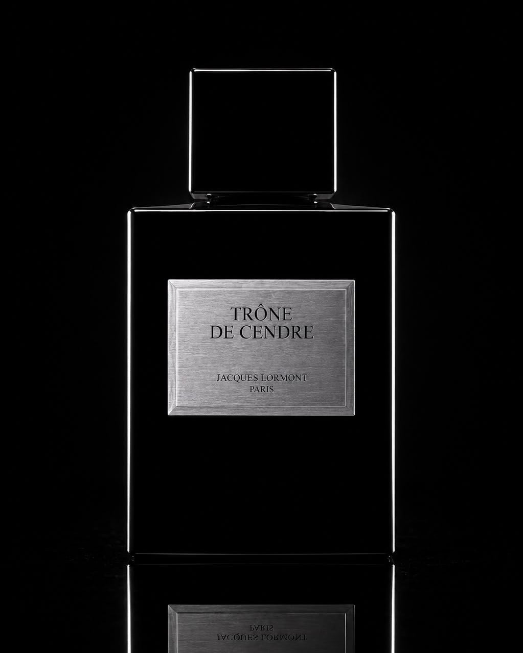 Flacon noir Trône de Cendre Lormont Paris avec plaque métallique argentée