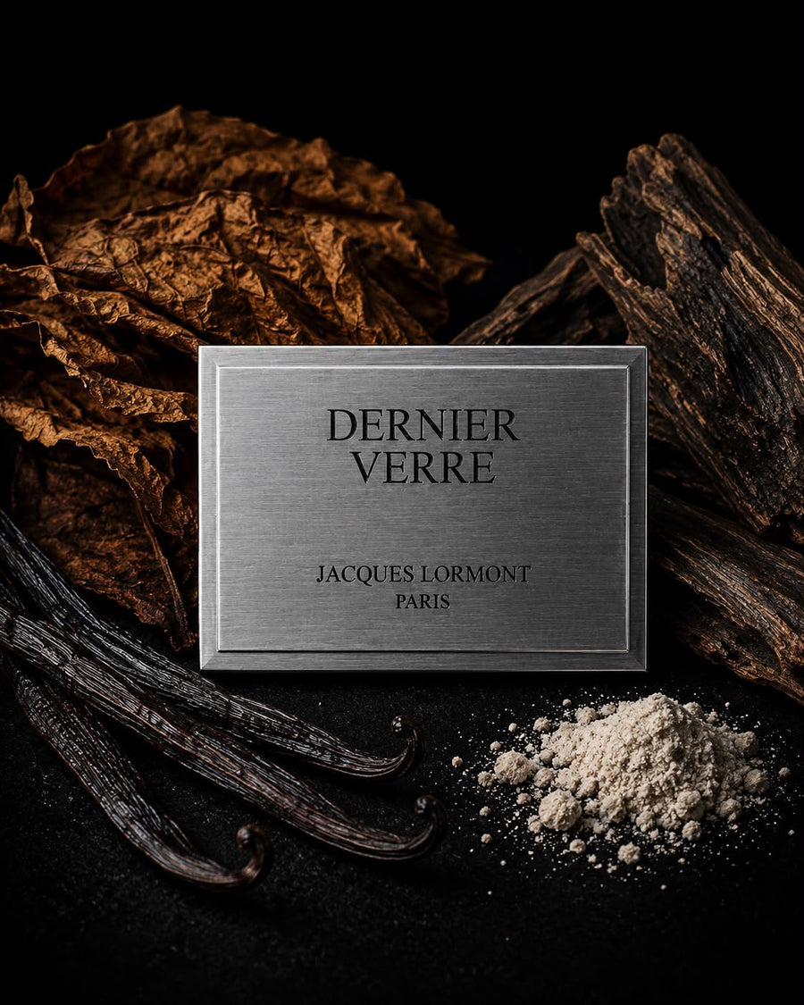 Plaque métallique Dernier Verre Lormont avec tabac, vanille, musc, et oud 